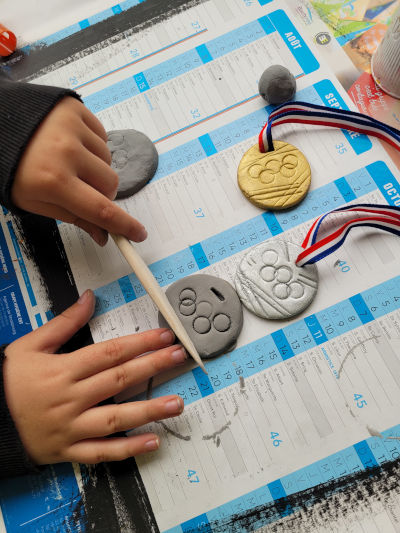 Séance modelage de médaille Olympique cours de Agnès Prigent Limas 69400 Atelier d'arts plastique de Limas