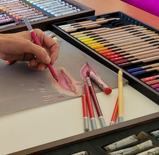 Atelier de pastel sec d’Agnès Prigent en cours de réalisation,Bouche dessinée en crayons pastels Carbothello et Faber Castell en cours