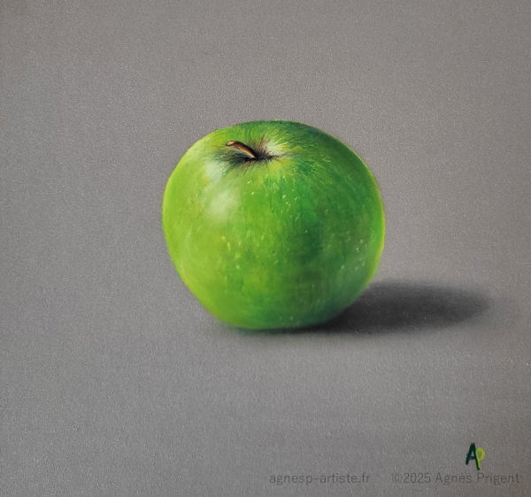 Pomme verte réaliste en pastel sec sur fond neutre, nature morte par Agnès Prigent