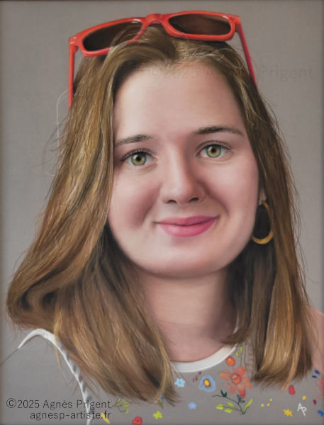 Portrait d'une jeune femme réalisé en pastel sec chexeux long