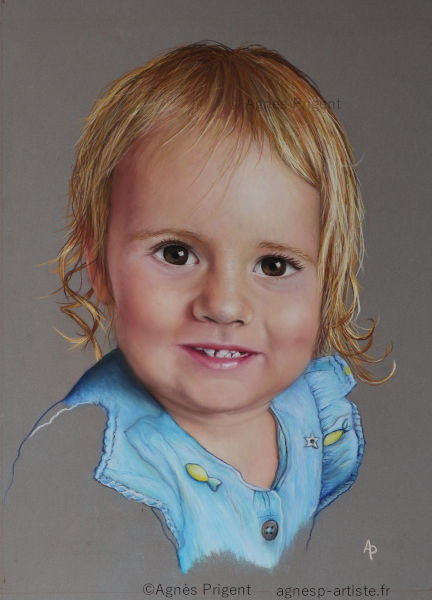 Portrait enfant d'une fillette avec des cheveux blond dorés réalisé en pastel sec réalisé en pastel sec par Agnès Prigent