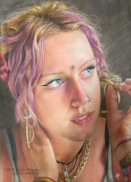 Portrait d'une femme aux cheveux rose et violet réalisé en pastel sec par Agnès Prigent avec des bijoux fait en pastel sec