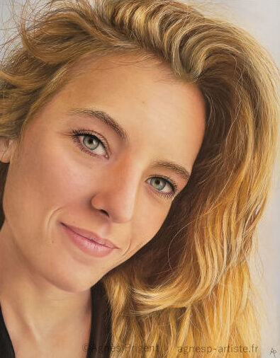 Portrait peint en pastel sec avec un regard intense et des cheveux blonds