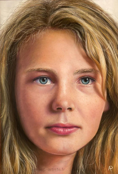 Visage en hyperréalisme d'une jeune fille blonde réalisé en pastel sec avec des crayons et bâtons pastel réalisé en pastel sec par Agnès Prigent