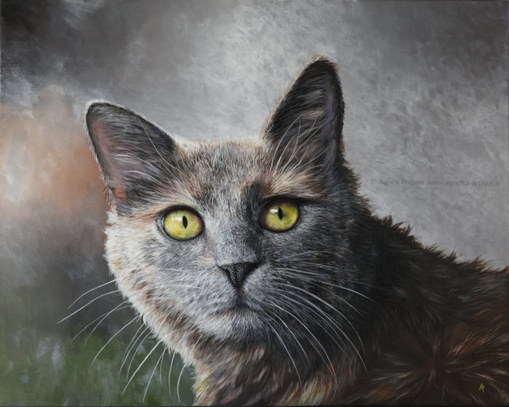 Portrait réaliste de chat aux yeux verts en peinture acrylique sur fond gris, œuvre réalisée par l'artiste peintre Peinture acrylique représentant un portrait de chat en gros plan qui nous regarde de face réalisé par Agnès Prigent artiste peintre